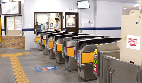 4.  Get inside a ticket barrier and confirm which platform the train to your destination arrives at.