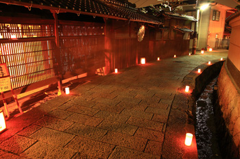 Toro Matsuri (Festival): The street coming to life with lanterns