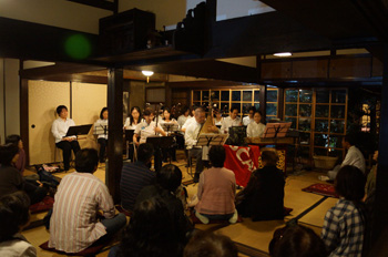 Toro Matsuri (Festival): Kayabuki (thatch roof) concert