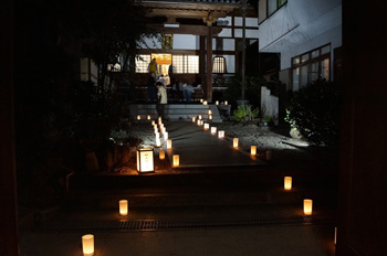 灯路祭り：正泉寺のライトアップ
